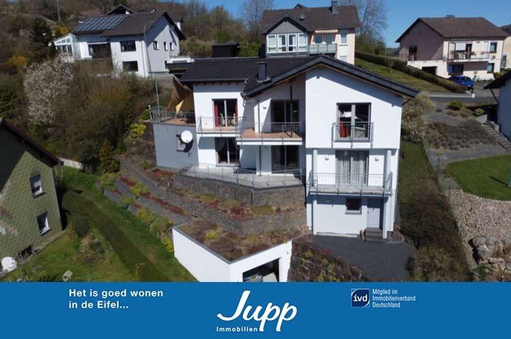 Immobilie in Daun - Sehr gepflegtes Wohnhaus mit Wärmepumpe, Aufzug, Terrasse, Balkon, Garage und Fernblick Daun (31) - Bild 0