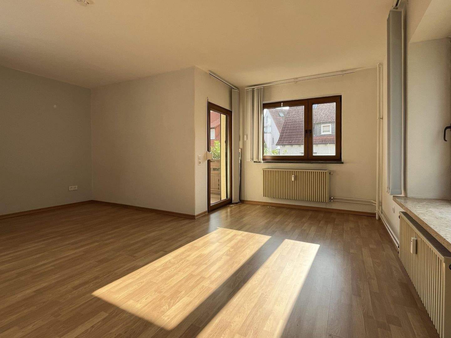 Immobilie in Niestetal - 3-Familienhaus mit Balkonen auf großem Grundstück mit Garagen in Niestetal-Sandershausen - Bild 2