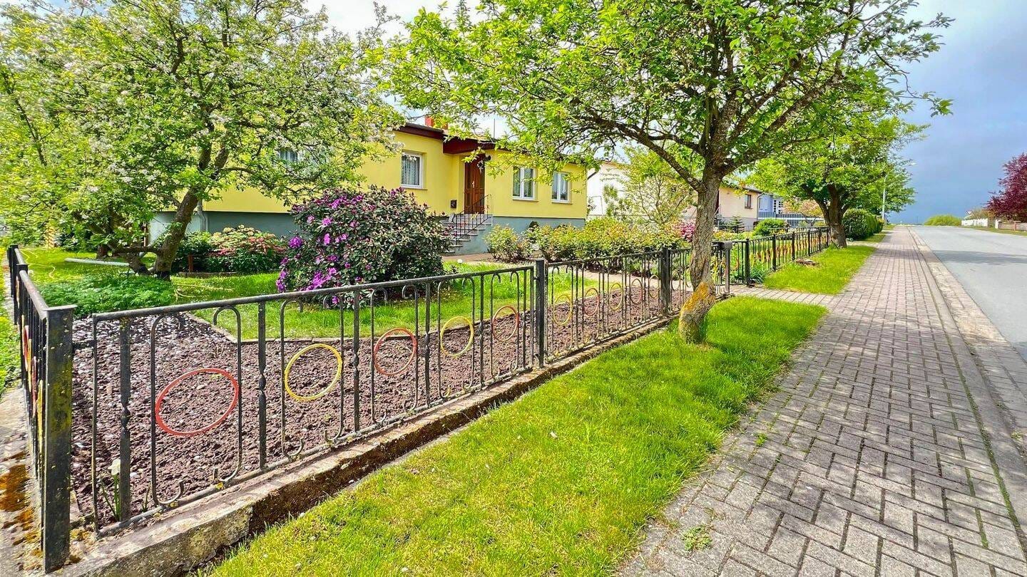 Immobilie in Schwasdorf - Einfamilienhaus mit Gewächshaus, Hühnerstall, Obstbäumen und Garten in idyllischer ländlicher Lage - Bild 2