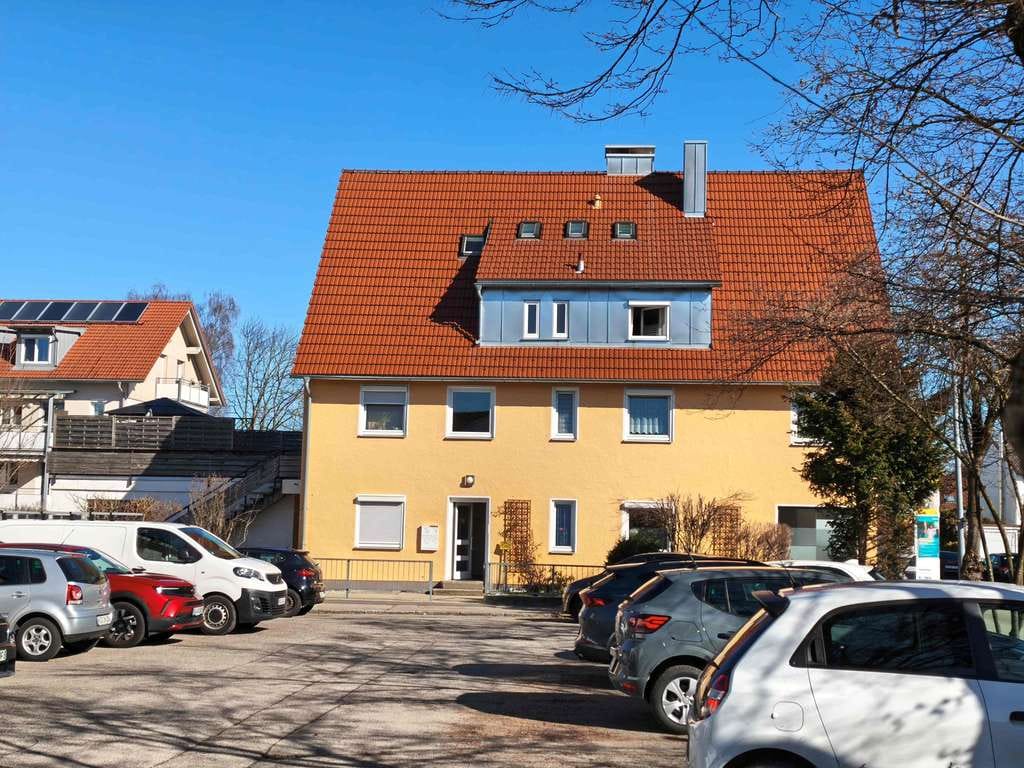 Immobilie in Kempten (Allgäu) - Anlageobjekt in St. Mang: Mehrfamilienhaus mit Praxis, zwei großen Wohnungen und Ausbaupotenzial - Bild 2