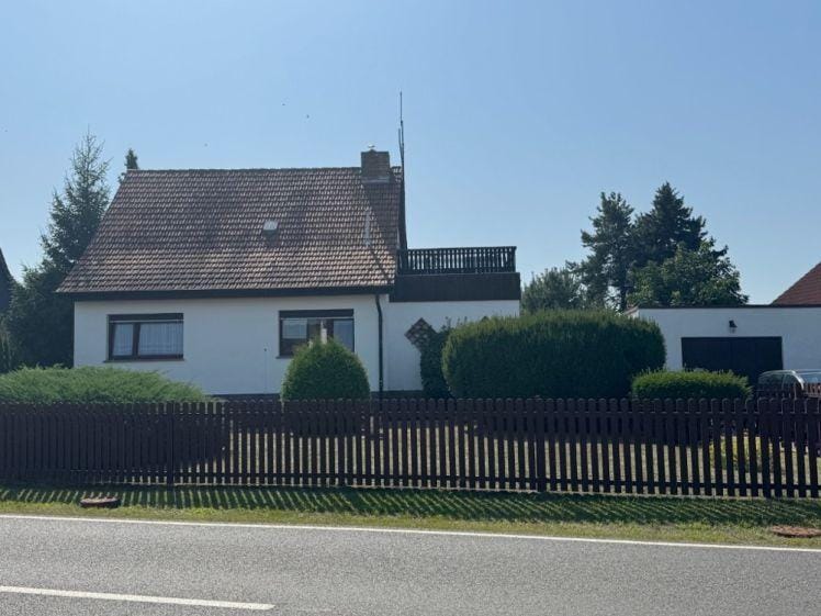 Immobilie in Eilenburg - Klassisches Zuhause mit überraschend viel Platz, Gartenidylle und 2 Garagen - Bild 0