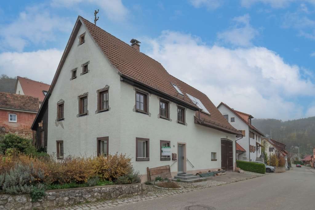Immobilie in Hayingen - Gemütliches Bauernhaus mit einer Scheune - Bild 0