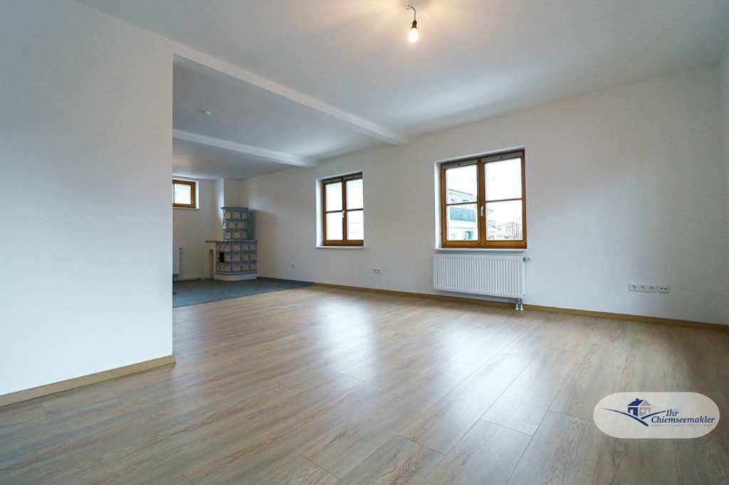 Immobilie in Bernau am Chiemsee - Renovierte Maisonettewohnung mit lichtdurchflutetem Wohnbereich und Balkon - Bild 1