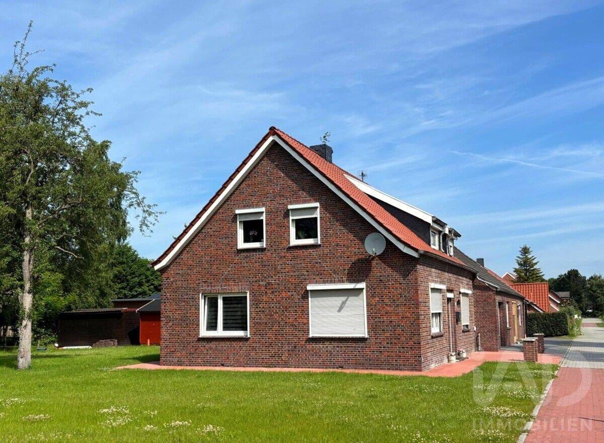 Immobilie in Neukamperfehn - "Zweifamilienhaus mit großem Grundstück - Investitionschance in Neukamperfehn" - Bild 0