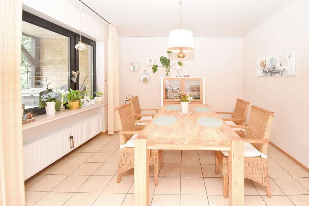 Immobilie in Schloß Holte-Stukenbrock - Schloß Holte-Stukenbrock: Geräumiges Mehrfamilienhaus mit großzügigem Garten! - Bild 2
