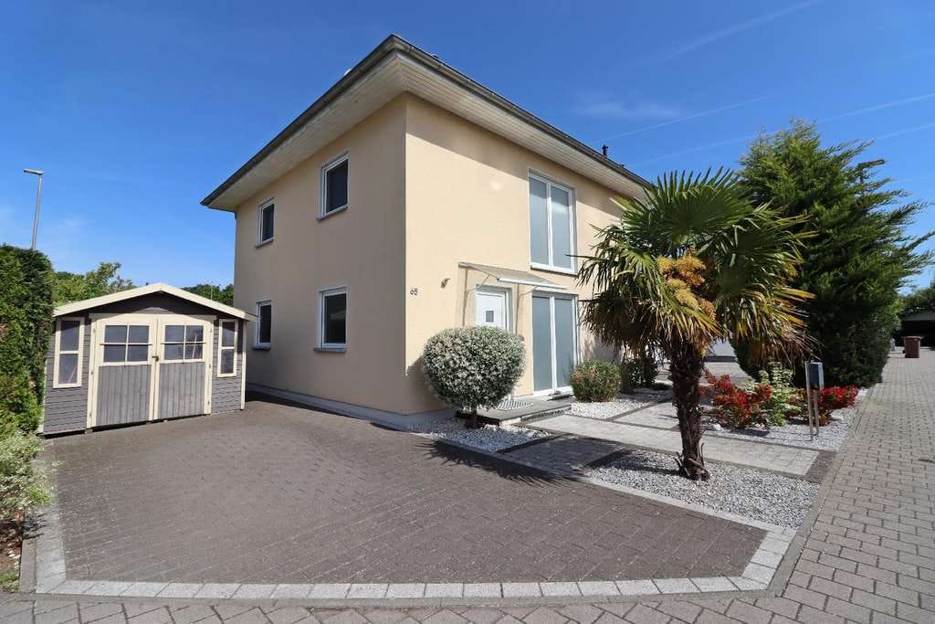 Immobilie in Biebesheim - Traumhaftes Einfamilienhaus mit großzügigem Garten in begehrter Lage - Bild 2