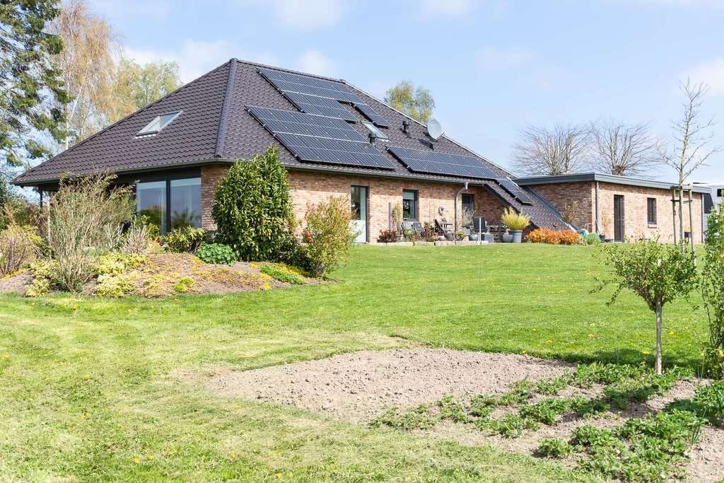 Immobilie in Westensee - Hochwertiges Einfamilienhaus auf über 8.000 m² Grundstück mit Erdwärmepumpe, PV-Anlage und Weitblick - Bild 3