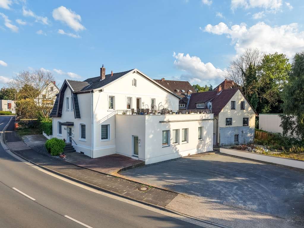 Immobilie in Löhne - Wohnen, Vermieten & Entwickeln – Zweifamilienhaus mit Apartment und zusätzlichem Bestandsgebäude - Bild 2