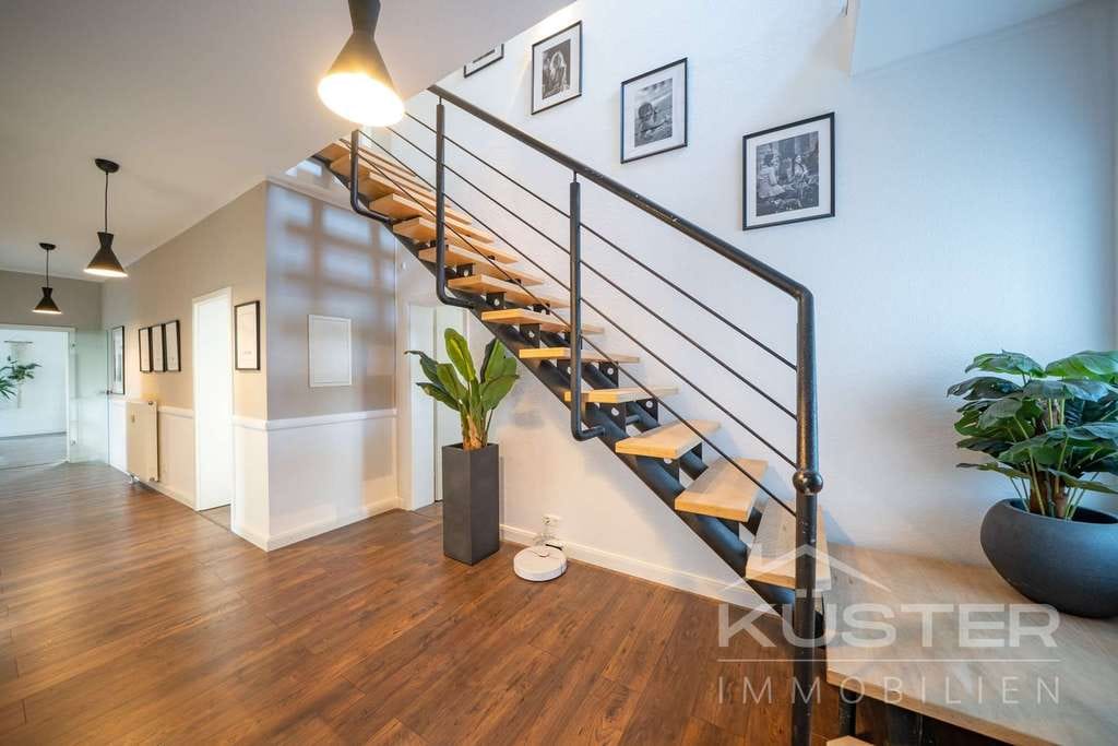 Immobilie in Suthfeld - KÜSTER IMMOBILIEN präsentiert:Exklusives Wohngefühl mit Dachterrasse,Garten und Kamin - Bild 0