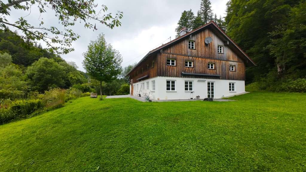 Immobilie in Buchenberg - Exklusives Landanwesen im Eschachthal - privater Rückzugsort in einzigartiger Lage - Bild 2