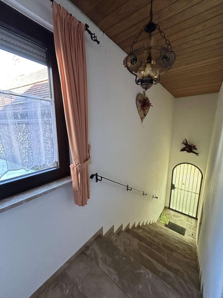 Immobilie in Lohr am Main - Großzügiges Zweifamilienhaus mit zwei Wohneinheiten, Balkon und Nebengebäude im Spessart  - Bild 2