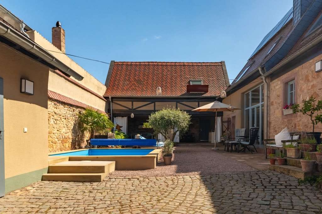 Immobilie in Kleinkarlbach - Charmantes ehemaliges Weingut mit mediterranem Innenhof, Pool, Sauna und moderner Technik - Bild 0