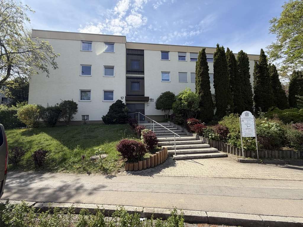 Immobilie in Stadtbergen - Modernisierte 3-Zimmer-Wohnung mit Südwestbalkon, Pelletofen und Tiefgaragenstellplatz - Bild 1