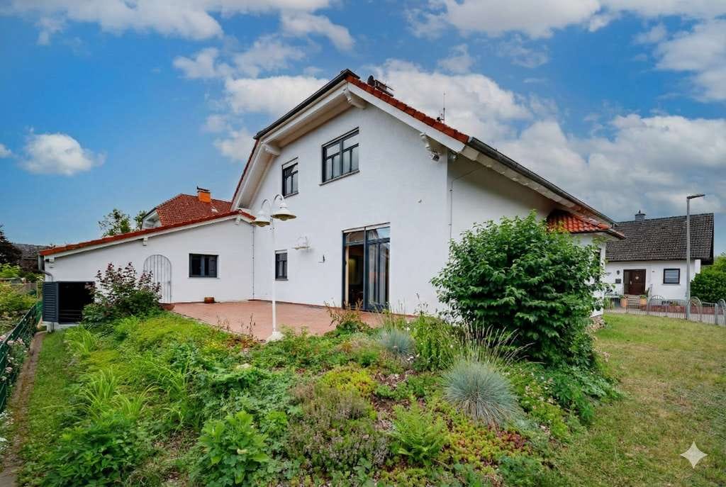 Immobilie in Grolsheim - Großzügig wohnen: Architektenhaus in Grolsheim mit 3,10 m Deckenhöhe und Einliegeroption - Bild 0