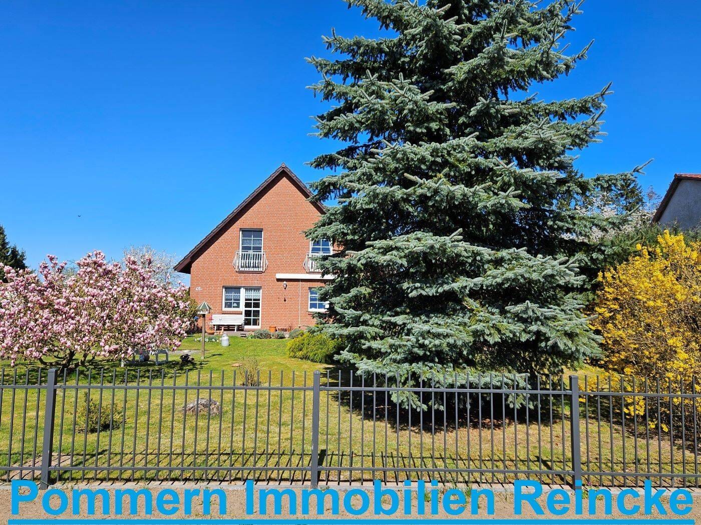 Immobilie in Butzow - Zwei km vor der Stadt! Haus, Hof mit Garten,Garagen u. Carport - Bild 1