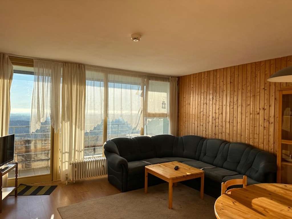 Immobilie in Freyung - Möblierte 2-Zi.-Wohnung mit Balkon und traumhafter Aussicht am Geyersberg - Bild 2