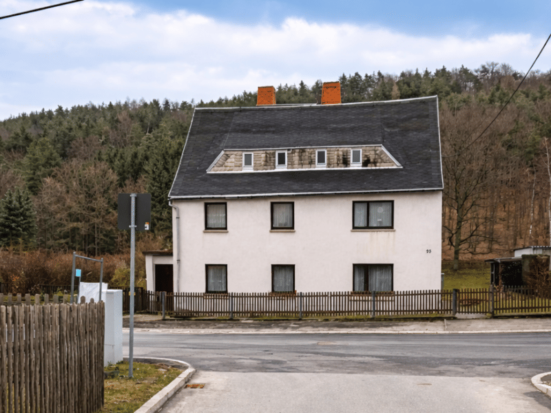 Immobilie in Lichtenstein/Sachsen - Einfamilienhaus mit großem Garten in ruhiger Lage von Lichtenstein - Bild 0