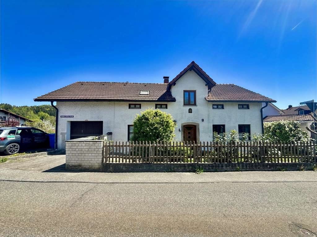 Immobilie in Metten - Uriges Einfamilienhaus mit viel Potenzial - Bild 1