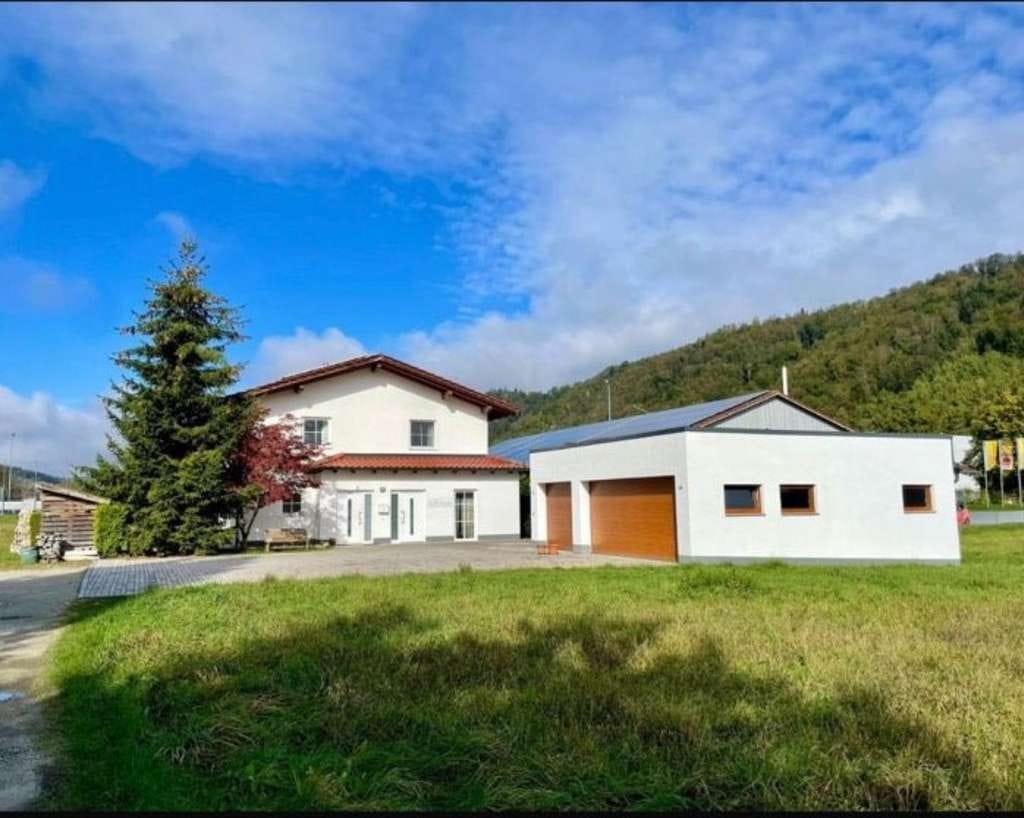 Immobilie in Obernzell - Exklusives Einfamilienhaus mit Donaublick, Pool, Sauna und außergewöhnlicher Ruhelage in Obernzell - Bild 1