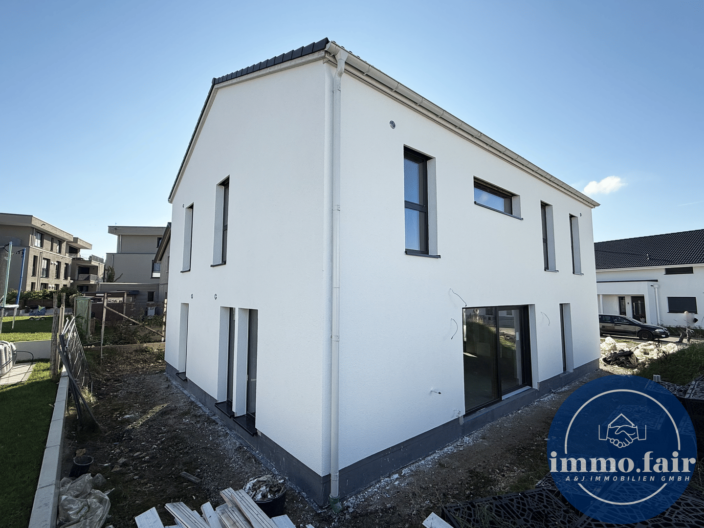 Immobilie in Hülben - Modernes KfW40+ Einfamilienhaus mit luxuriöser Ausstattung, PV-Anlage und Smart-Home-System - Bild 4