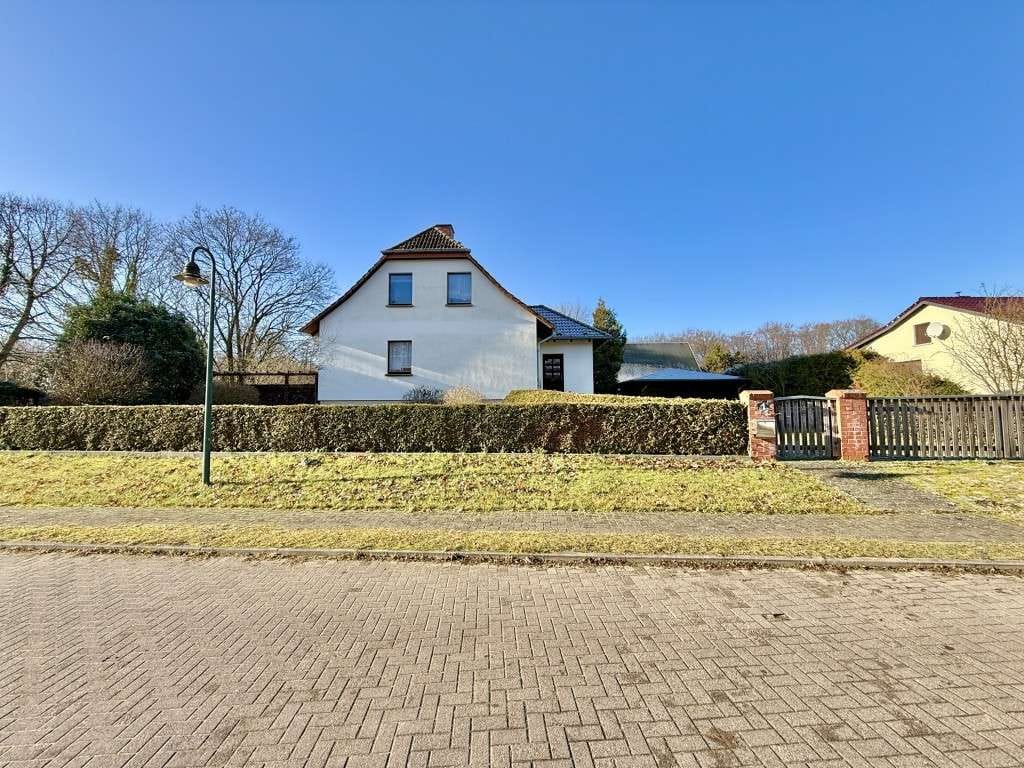 Immobilie in Fürstenberg/Havel - Einfamilienhaus mit Vollkeller und Massivgarage in Ruhiger Lage mit viel Platz - Bild 1