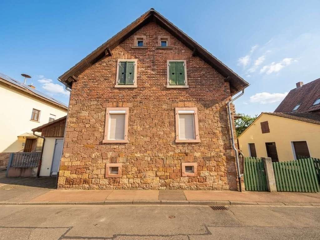 Immobilie in Gelnhausen - Raum für Ideen: Sanierungsbedürftiges Familienhaus mit Garten und Nebengebäuden in Gelnhausen/Roth - Bild 0