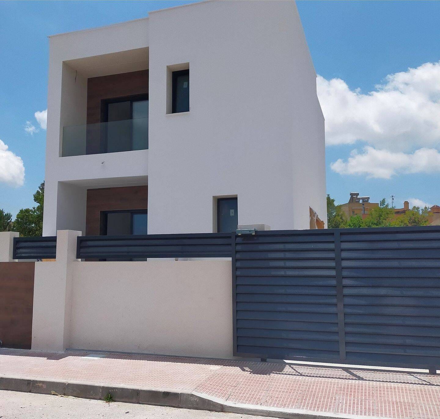 Immobilie in Döbern - Moderne Villa mit 3 Schlafzimmern, 3 Bädern, privatem Pool und Stellplatz - Bild 1