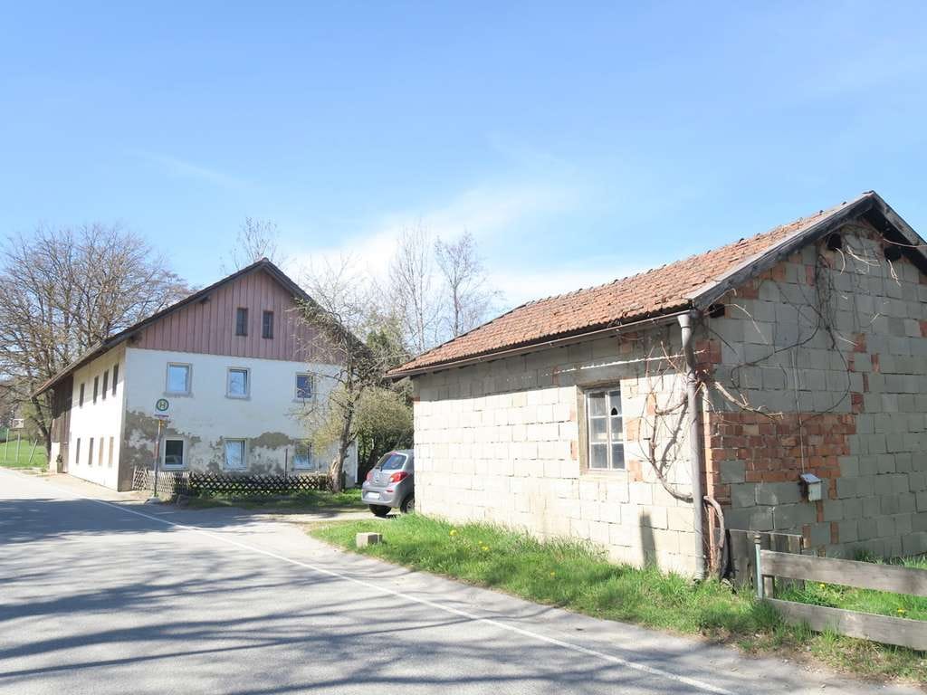 Immobilie in Tiefenbach - "Bauernhaus" m. Scheune u. Bachlauf - nur ca. 2 km z. Autobahn A3/Ausfahrt Passau-Nord - Bild 1