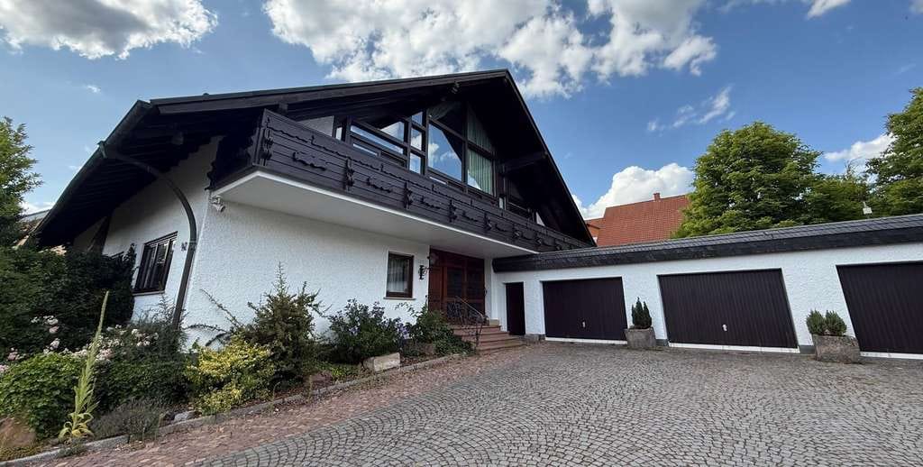 Immobilie in Neuhof - Viel Raum zum Leben: Riesige Landhausvilla in Neuhof/Fulda! - Bild 1