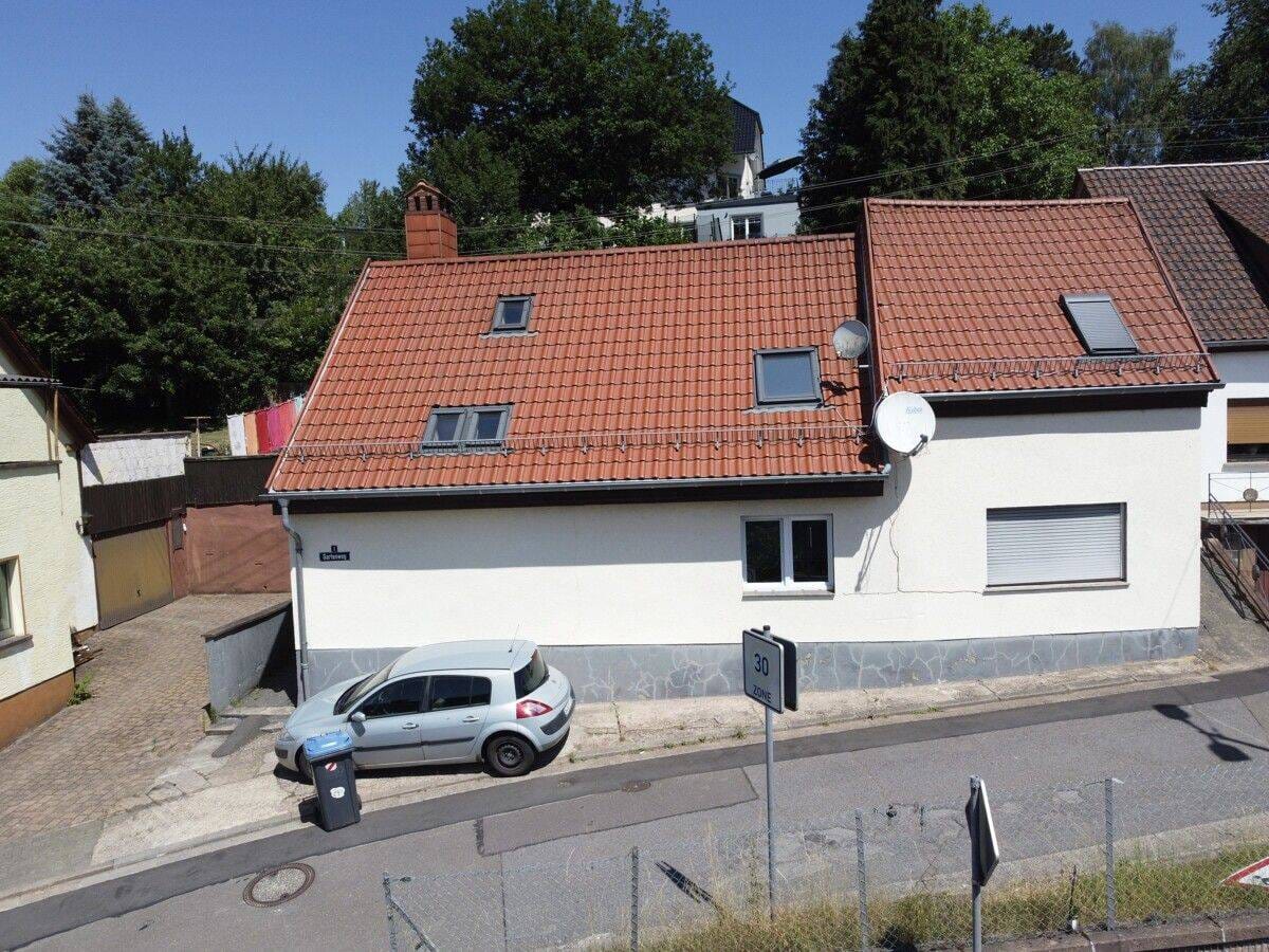 Immobilie in Wadern - Freistehendes Wohnhaus mit drei separat nutzbaren Wohneinheiten - Bild 1