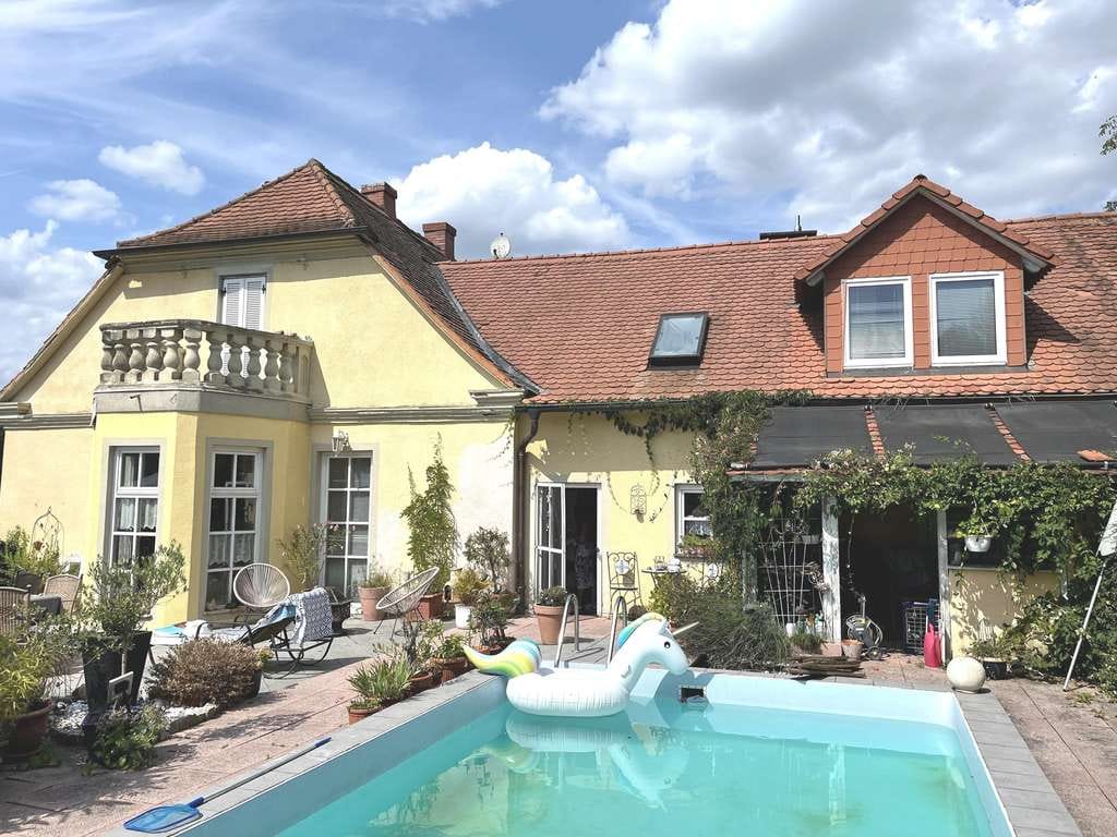 Immobilie in Eltmann - SCHMUCKSTÜCK IM GRÜNEN! Stilvolles Haus mit Einliegerwohnung und Poolanlage auf einem sonnenverwö - Bild 2