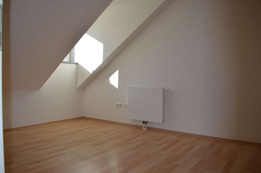 Immobilie in Penzing - Attraktive 3-Zimmer Dachgeschosswohnung mit Sichtdachtstuhl und Aufzug - Bild 1