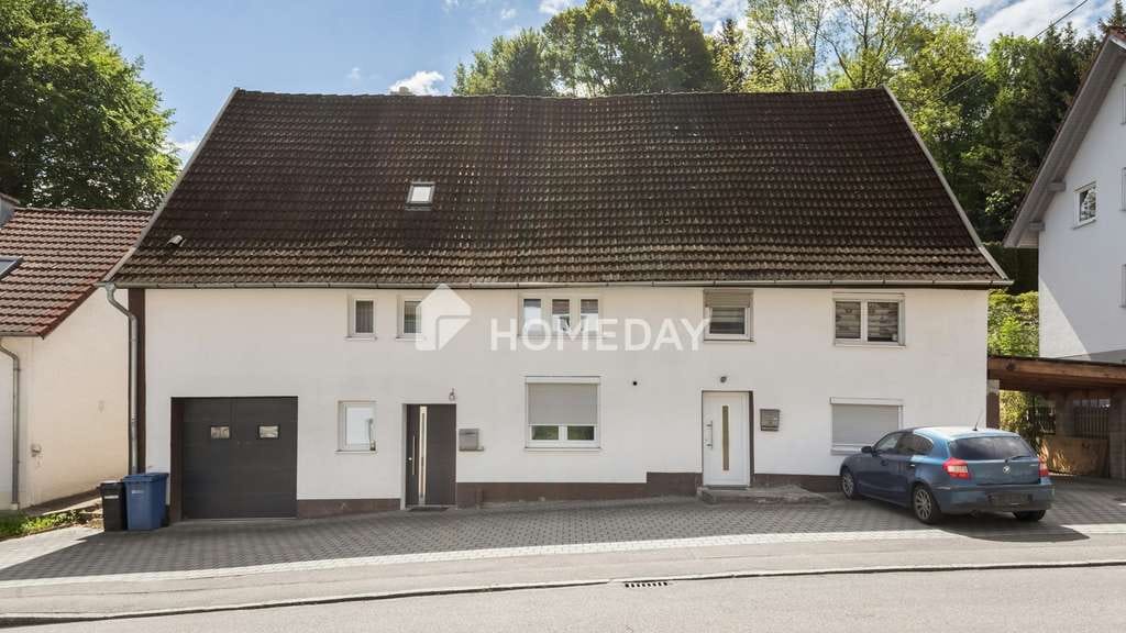 Immobilie in Erolzheim - Charmantes Einfamilienhaus mit 11 Zimmern, viel Nutzfläche und attraktiver Vermietung
 - Bild 0