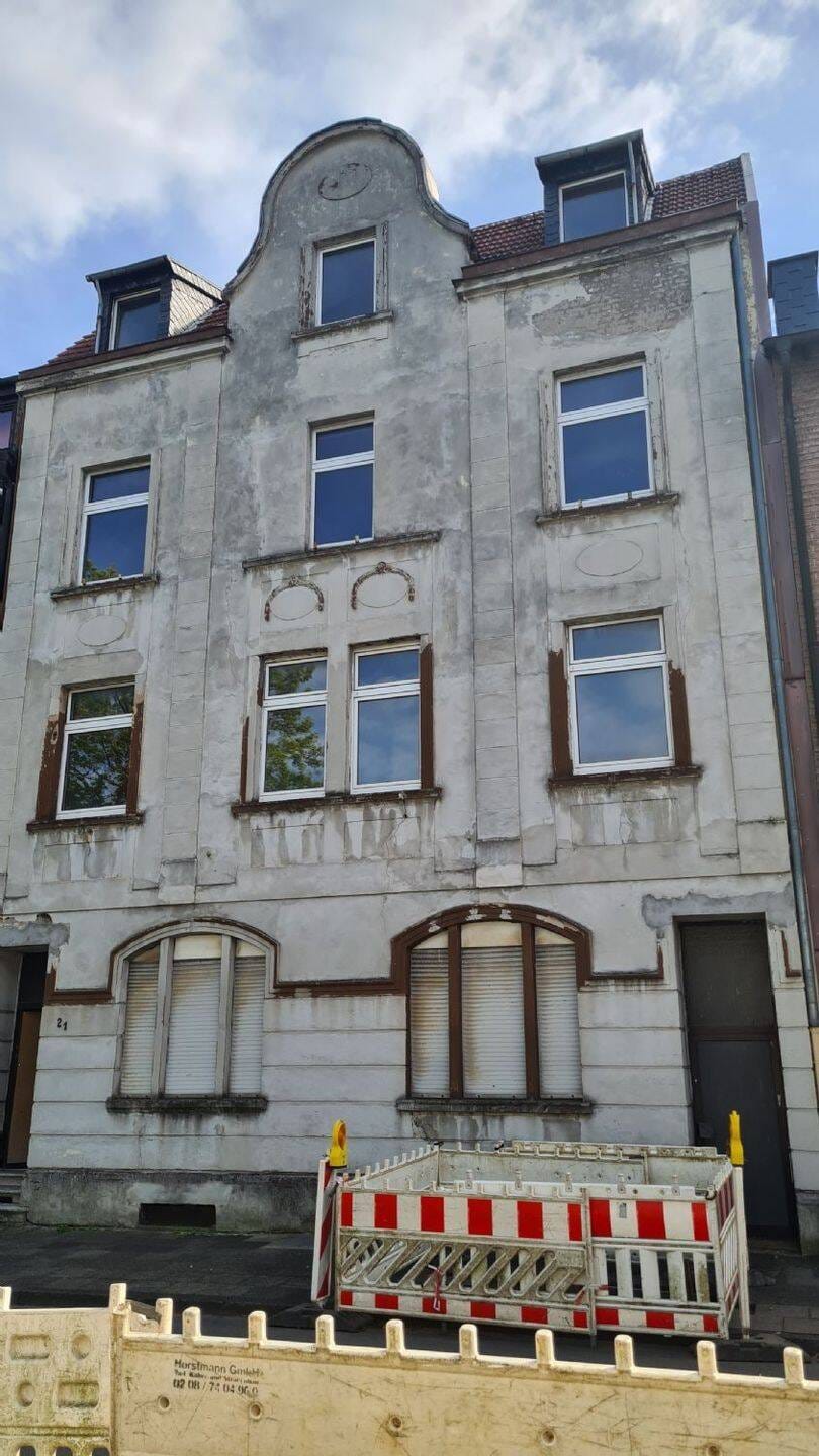 Immobilie in Duisburg - sanierungsbedürftiges 4-Fam. Haus mit schönem Grundstück - Bild 0