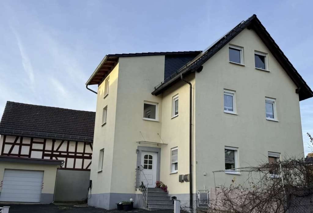 Immobilie in Gladenbach - Modernisiertes EFH mit Einliegerwohnung & PV | frei 225 m2 - Bild 0