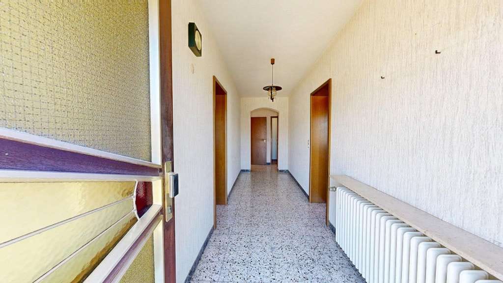 Immobilie in Billigheim-Ingenheim - ~~ GROSSZÜGIGES WOHNHAUS MIT GARTEN, BALKON UND ZWEI GARAGEN - AUCH ALS ZWEIFAMILIENHAUS NUTZBAR ~~ - Bild 3