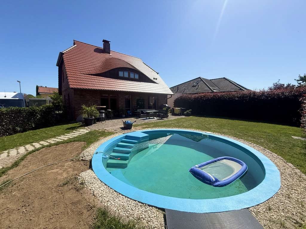 Immobilie in Neukloster - Modernes Einfamilienhaus mit Bungalow, Pool und großzügigem Grundstück in ruhiger Wohnlage...!!! - Bild 1