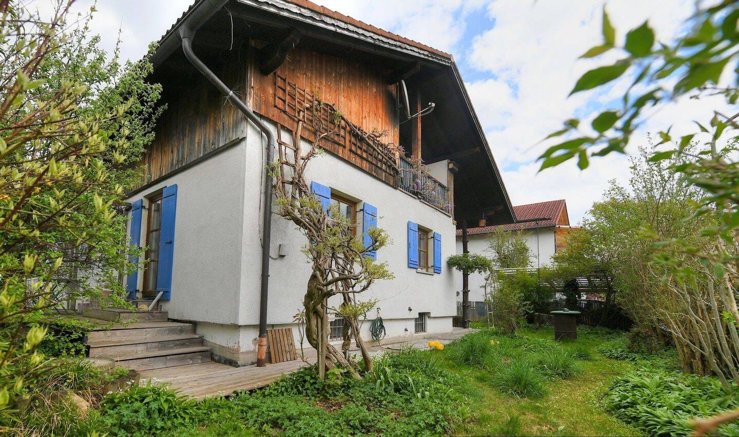 Immobilie in Großkarolinenfeld - Einfamilienhaus "PLUS" - mehr Nutzungen als üblich: Mehrgenerationhaus ODER 1 bis 2 Einliegerwohnung - Bild 2