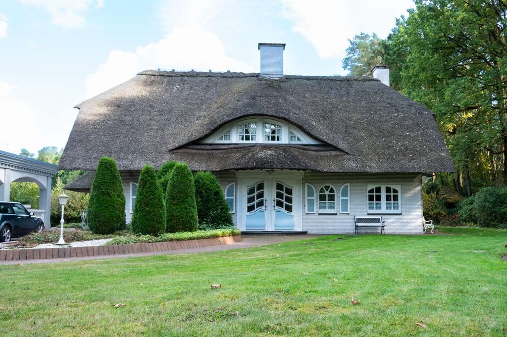 Immobilie in Schloß Holte-Stukenbrock - Exklusive Reetdachvilla  & separatem Wohnhaus in wundervoller Lage - Bild 0