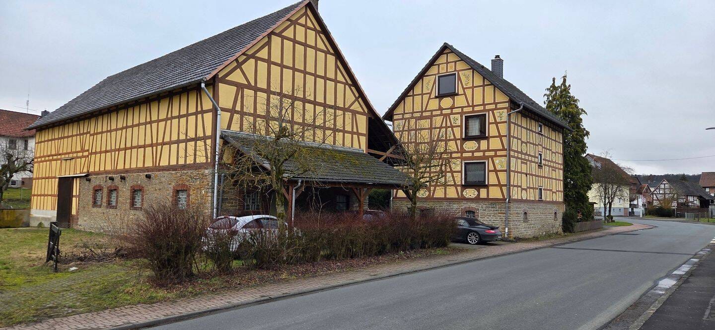 Immobilie in Gladenbach - Ideal für Tierhaltung: Wohnhaus mit Stallungen und Scheune mit 3603 m² Grundstück - Bild 0