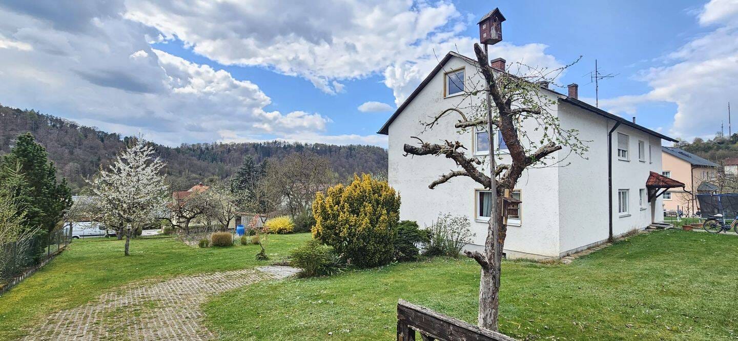Immobilie in Schmidmühlen - Gepflegtes und großzügiges Zweifamilienhaus -  schönes Grundstück / Garage / Keller / Nebengebäude - Bild 1