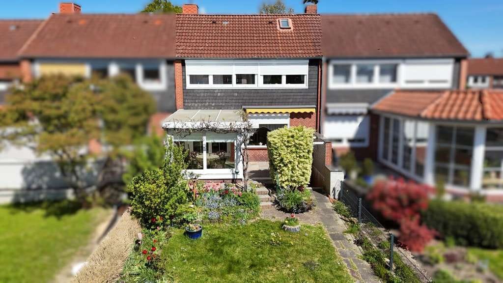 Immobilie in Tostedt - EXCLUSIV!  REIHENMITTELHAUS MIT VOLLKELLER WINTERGARTEN UND GARAGE - Bild 0