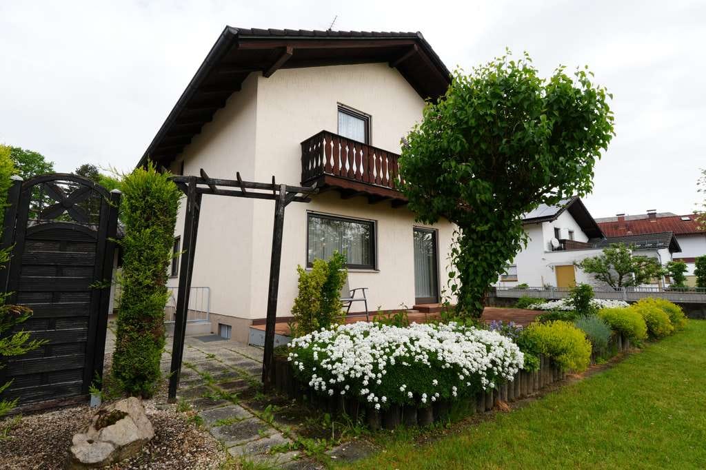 Immobilie in Simbach - renovierungsbedürftiges Einfamilienhaus in schöner zentralen Lage - 799 - Bild 0