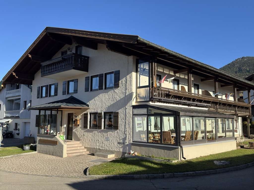 Immobilie in Ruhpolding - Ruhiges Gästehaus mit 8 Ferien- und Betreiber-Whg., Garagen, 4er-Carport, Lager/Stall auf 5458 m² - Bild 4