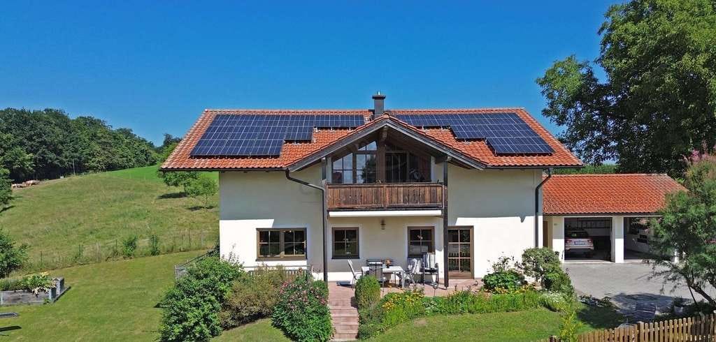 Immobilie in Taching am See - Ruhig gelegenes EFH mit Doppelgarage, Carport, Wärmepumpe & Weitblick am Tachinger See - Bild 0