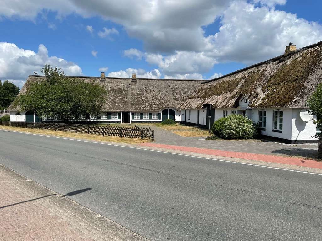 Immobilie in Eggebek - Historisches Reetdachanwesen in zentraler Lage mit optionaler Hauskoppel - Bild 1