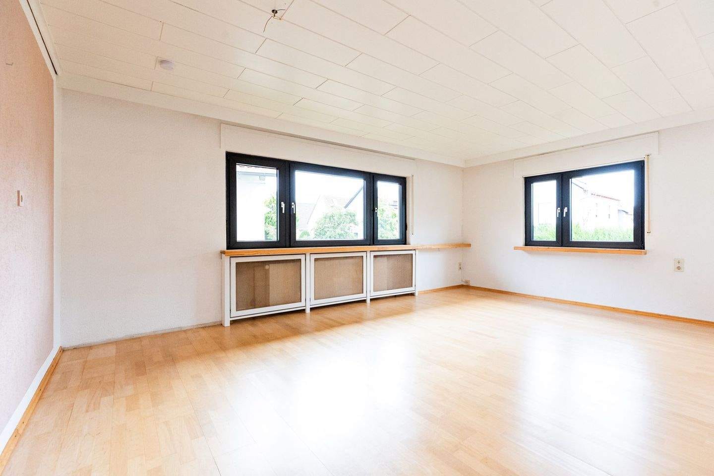 Immobilie in Bischofsheim - Großes 2-Familienhaus mit Tageslichtbädern, Terrasse, Balkon, Garage und schönem Garten - Bild 3