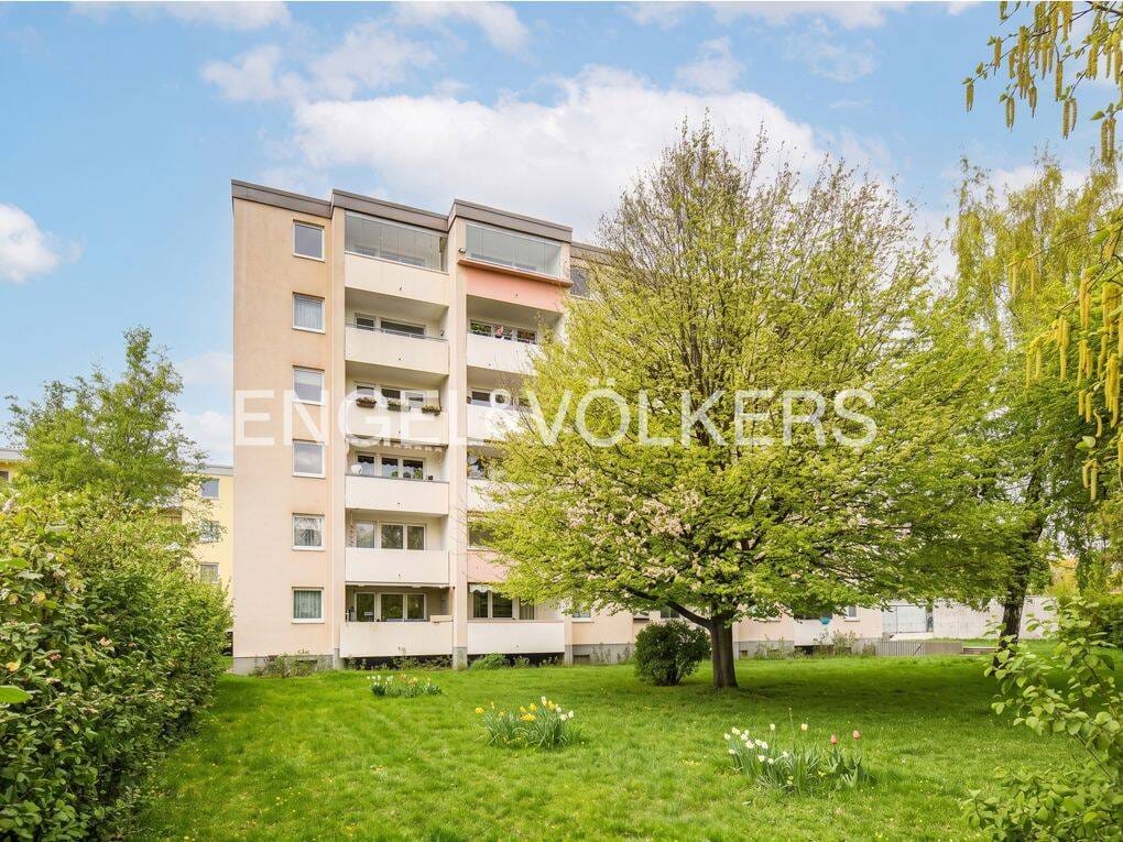 Immobilie in Hallstadt - Einziehen & wohlfühlen: Renovierte 3-Zimmer-Wohnung mit Süd-Balkon, Aufzug und Garage - Bild 0
