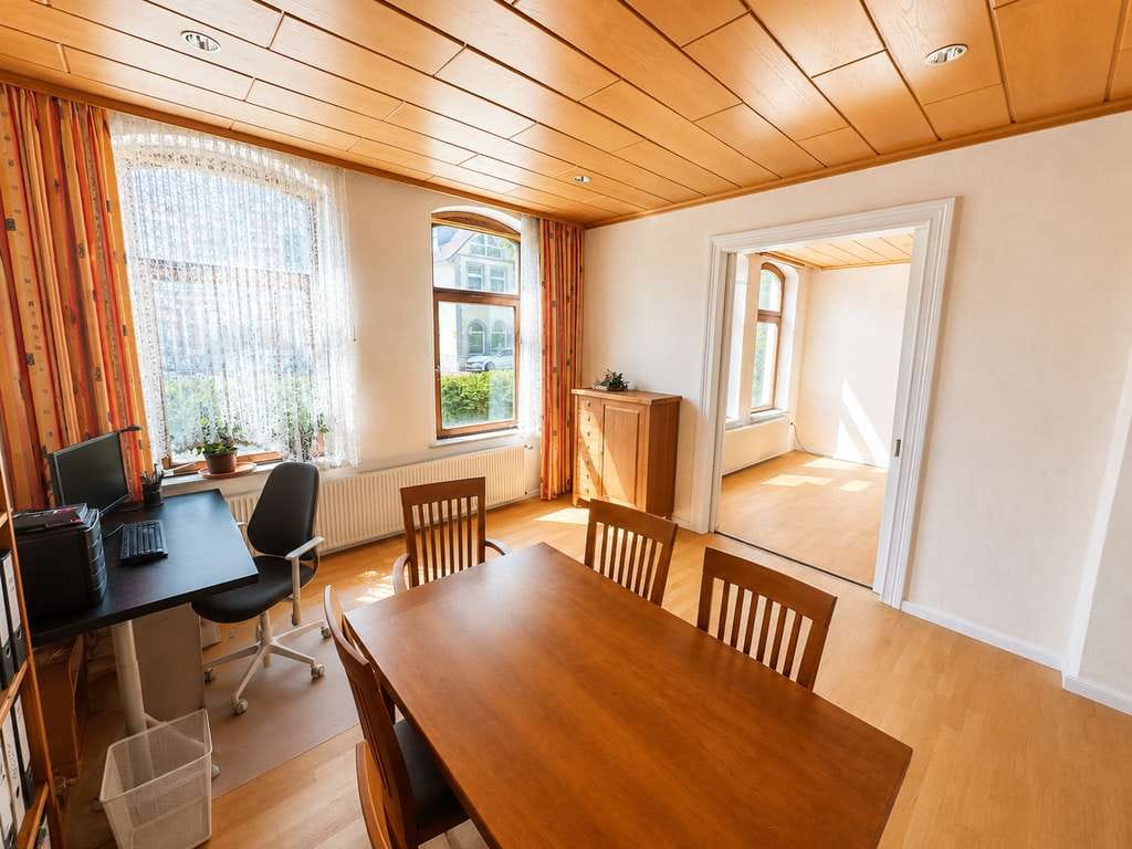 Immobilie in Nordenham - Altbauvilla mit historischem Charme - teilmodernisiert und zentral in Nordenham! - Bild 2
