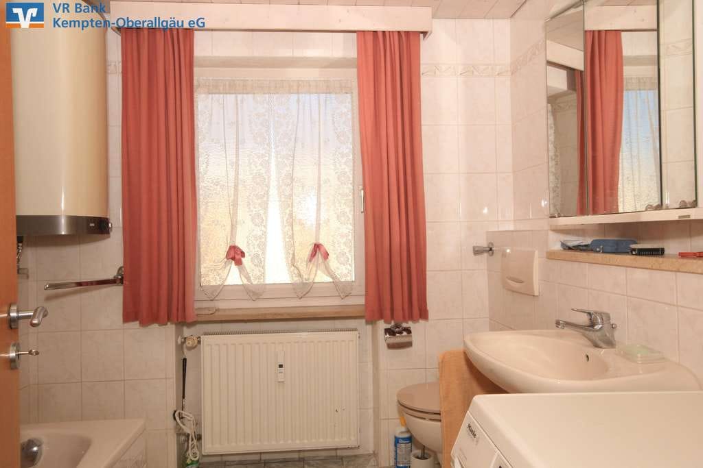 Immobilie in Blaichach - Renovierungsbedürftige Wohnung mit Bergblick und Potenzial - Bild 4